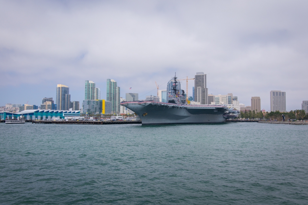 USS Midway im Hafen San Diegos, im Hintergrund Downtown